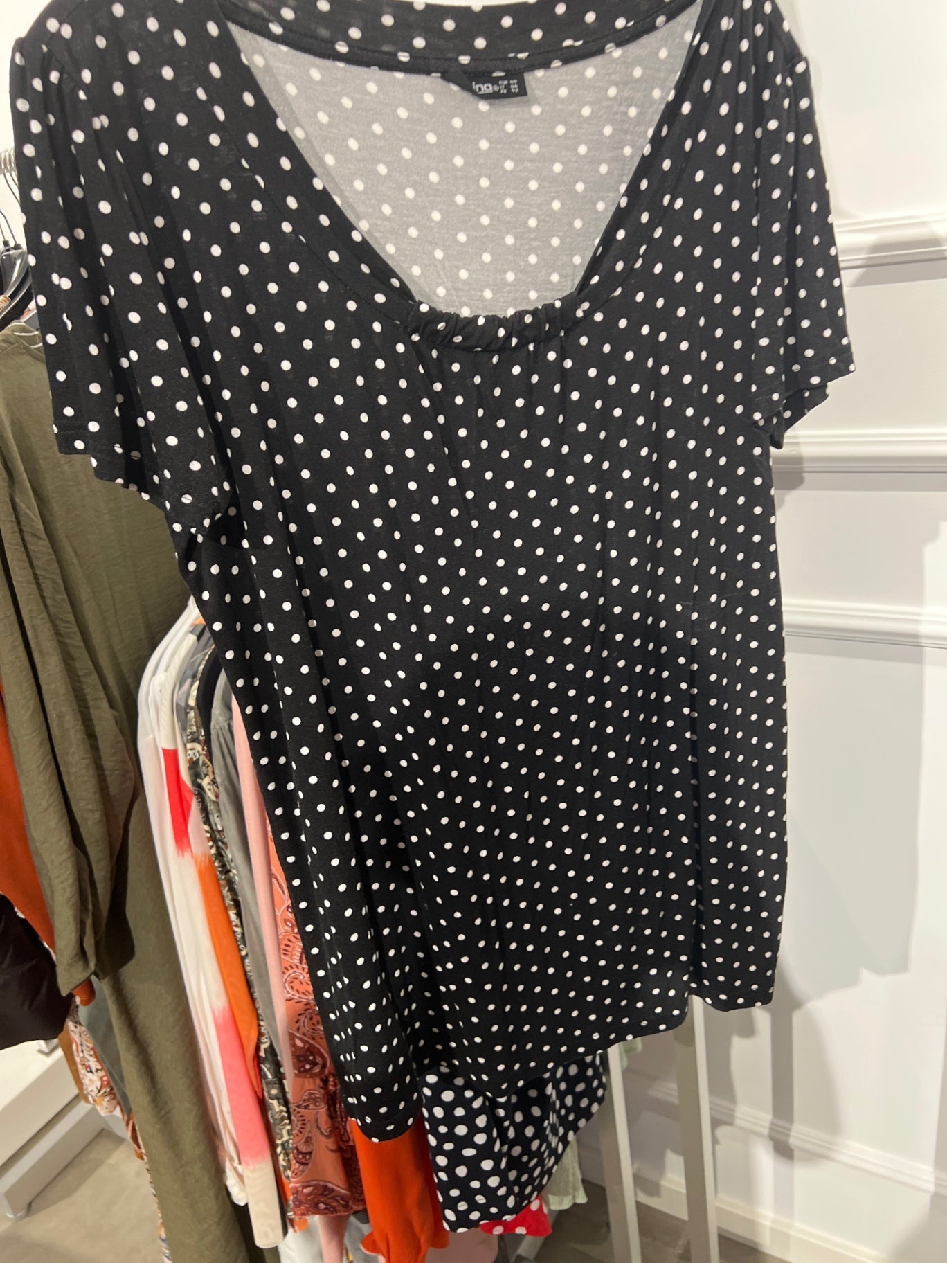 Janina T-Shirt Schwarz mit weißen Punkten