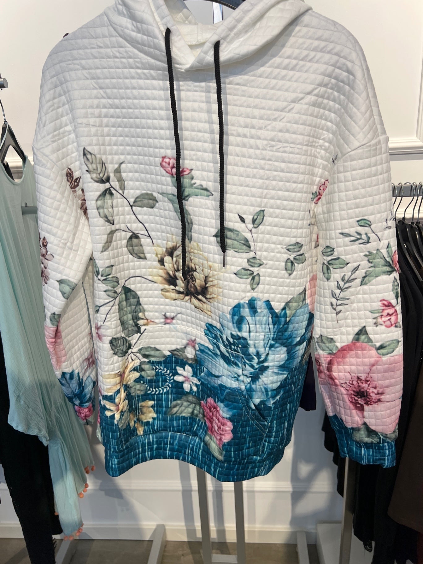 Hoodie Weiß mit farbigem Blumenmuster