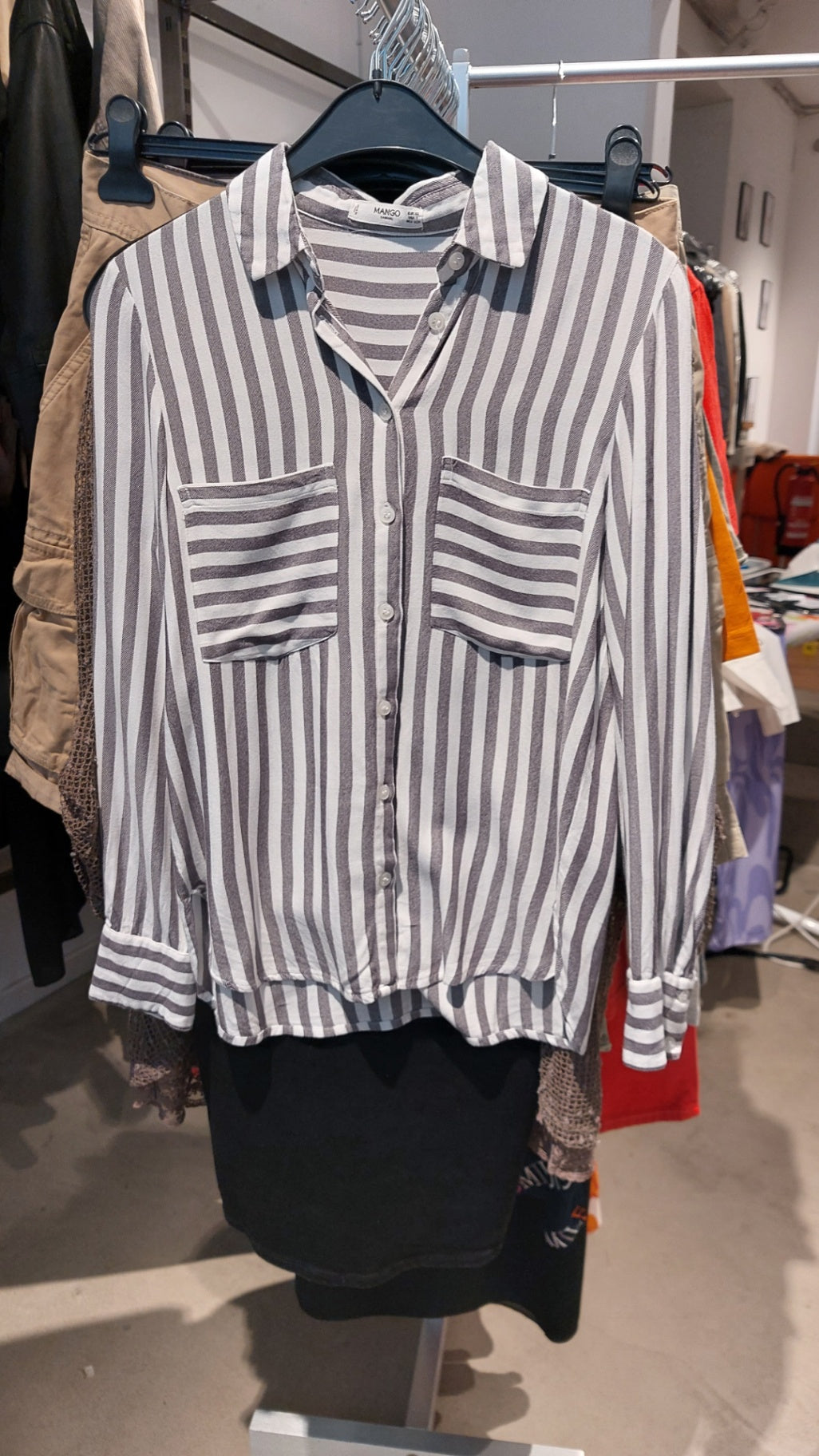 Mango Bluse Grau und Weiß