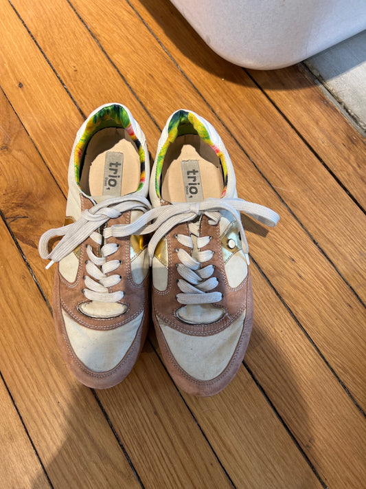 Trio Schuhe Braun und Weiß