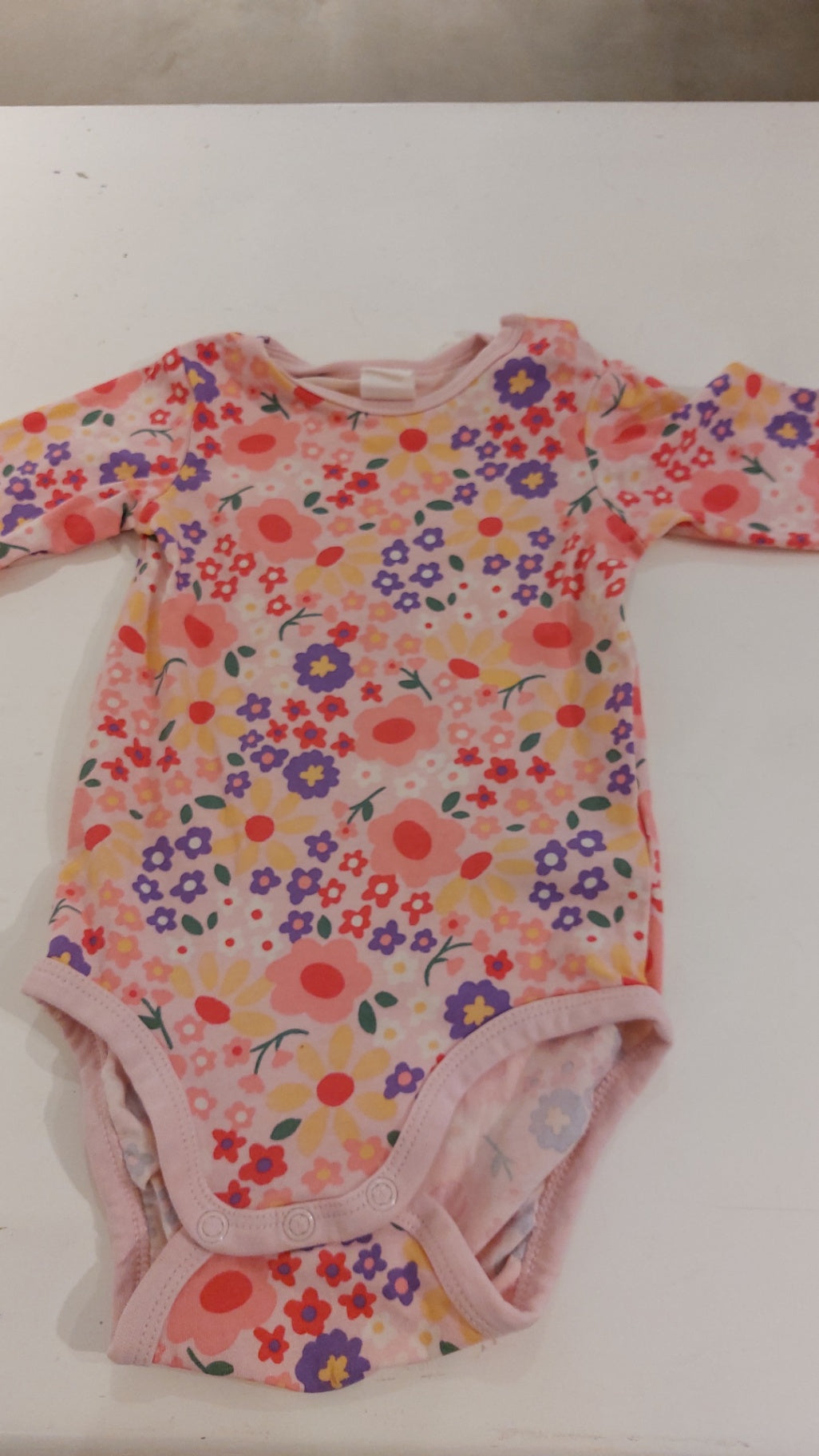 HM Baby-Body Rosa mit bunten Blumenmuster