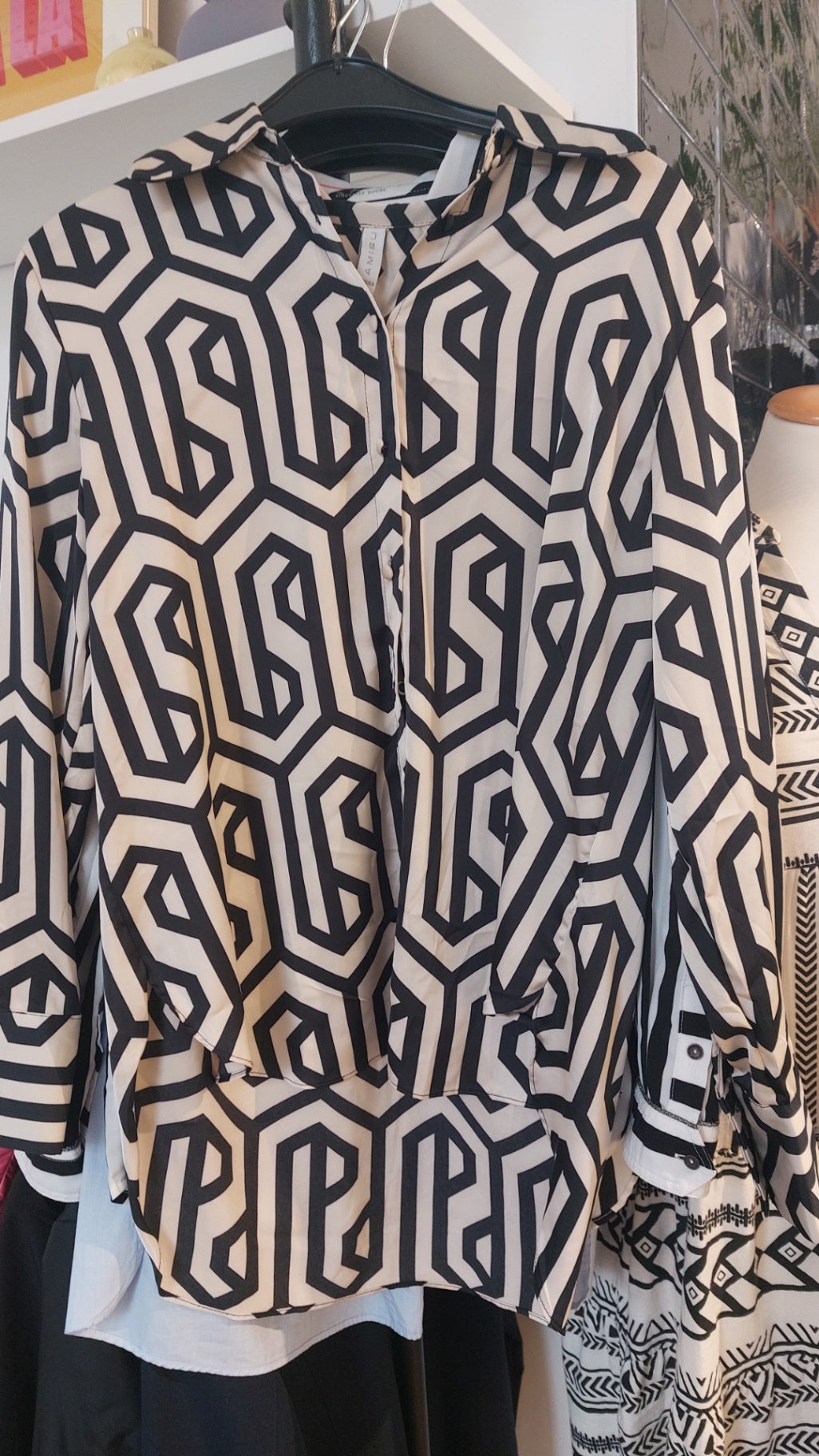 Amisu Bluse Beige und Schwarz