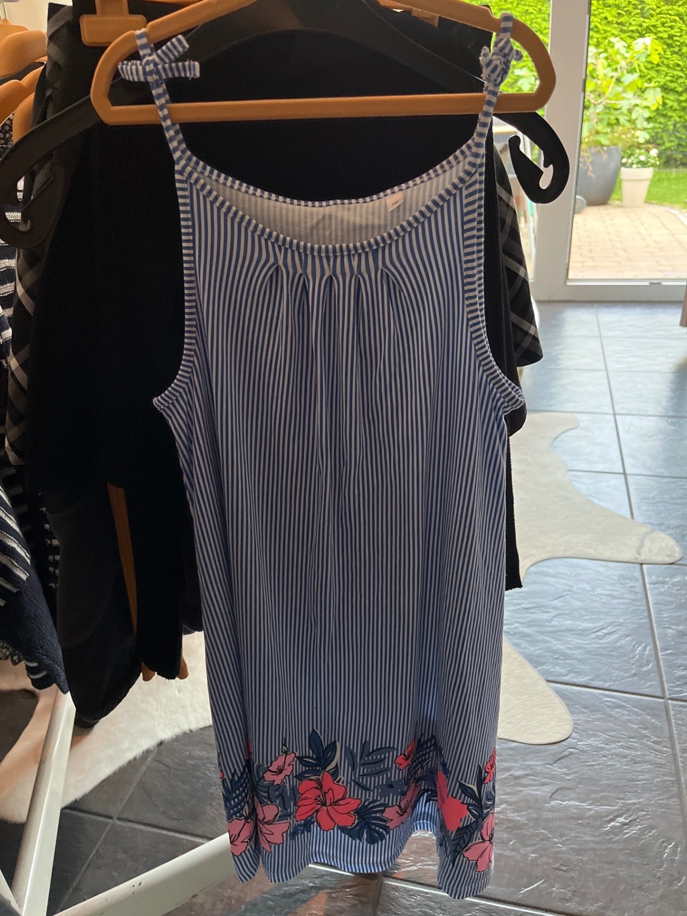 Palomino Kleid Blau und Weiß mit Blumenmuster