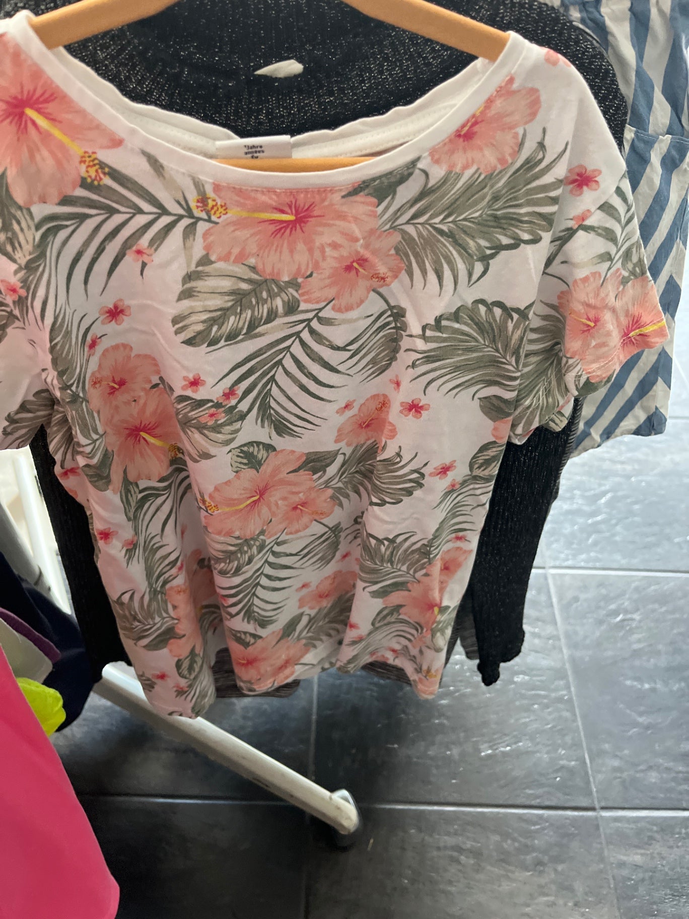 Page one  T-Shirt Weiß mit Blumenmuster