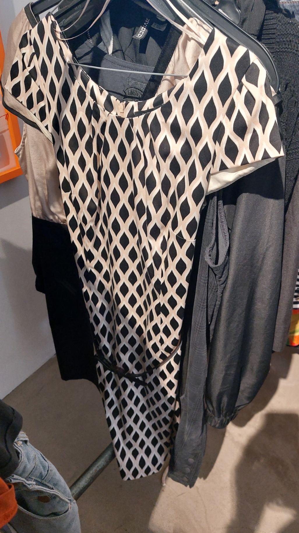 Comma Kleid Schwarz und Beige