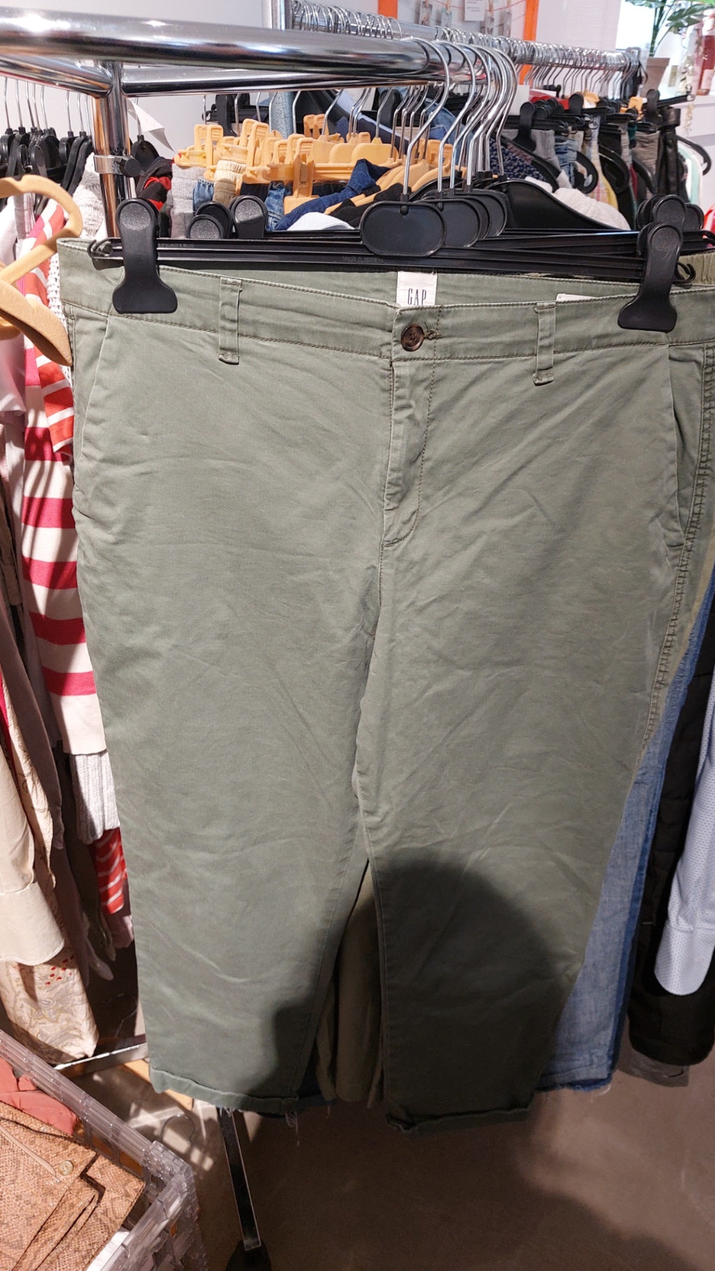 GAP Hose Olivgrün