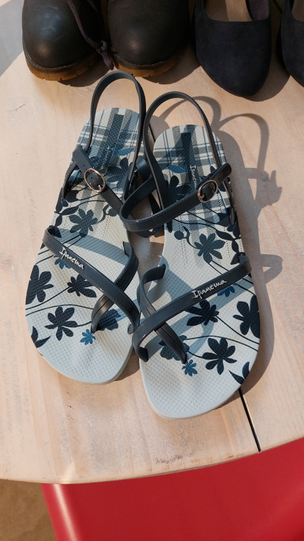 Ipanema Sandalen Hellgrau mit schwarzen Blumenmuster
