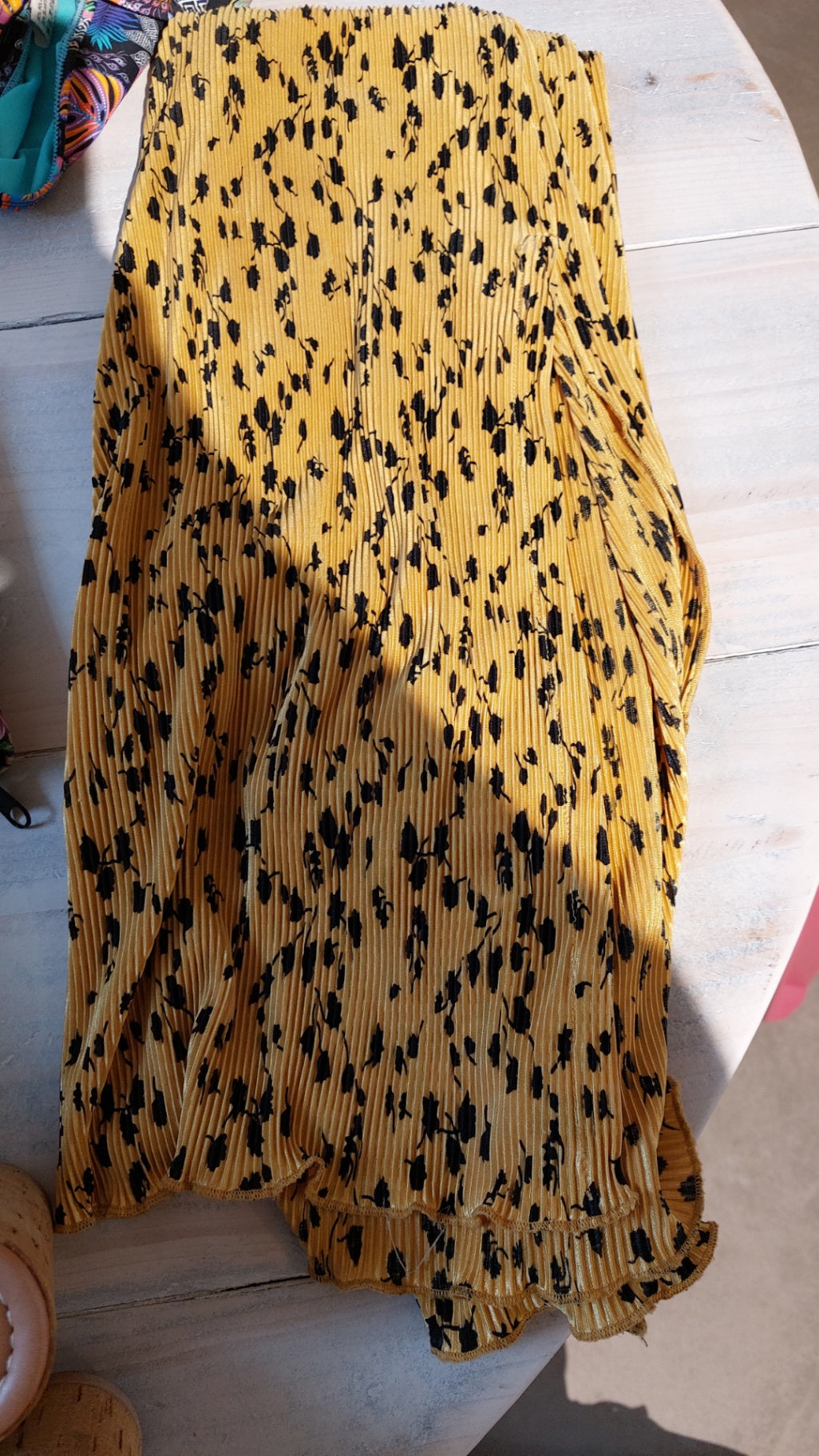 Bershka Hose Gelb mit schwarzem Muster