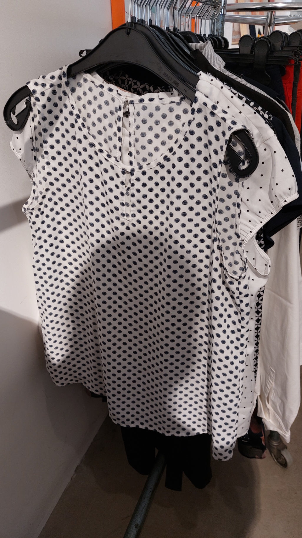 Unbekannt Bluse Weiß mit blauen Punkten