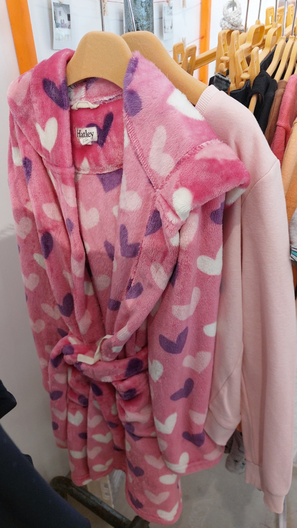 Hatley Bademantel Rosa mit weißen und lilafarbenen Herzen