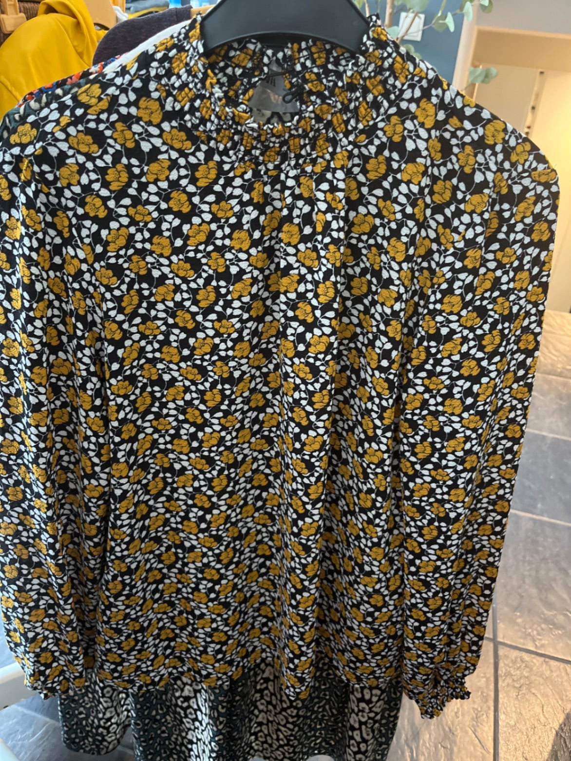 Only Bluse Schwarz, gelb/weisse Blumen