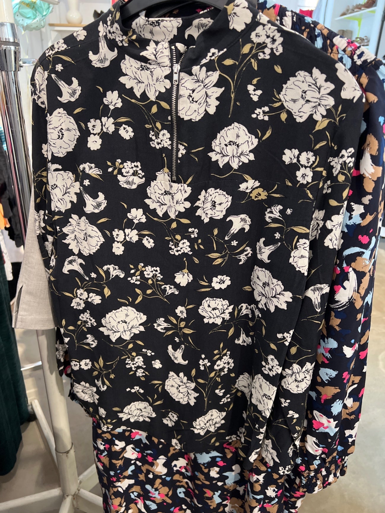 Jakes Bluse Schwarz mit weißen Blumen