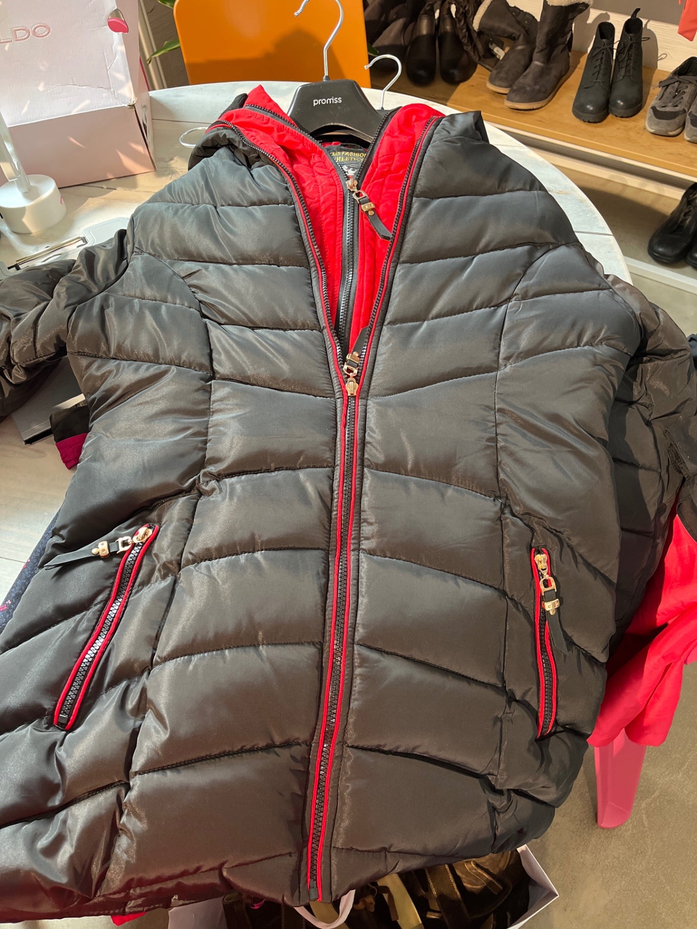Hikis Winterjacke Schwarz mit roten Akzenten