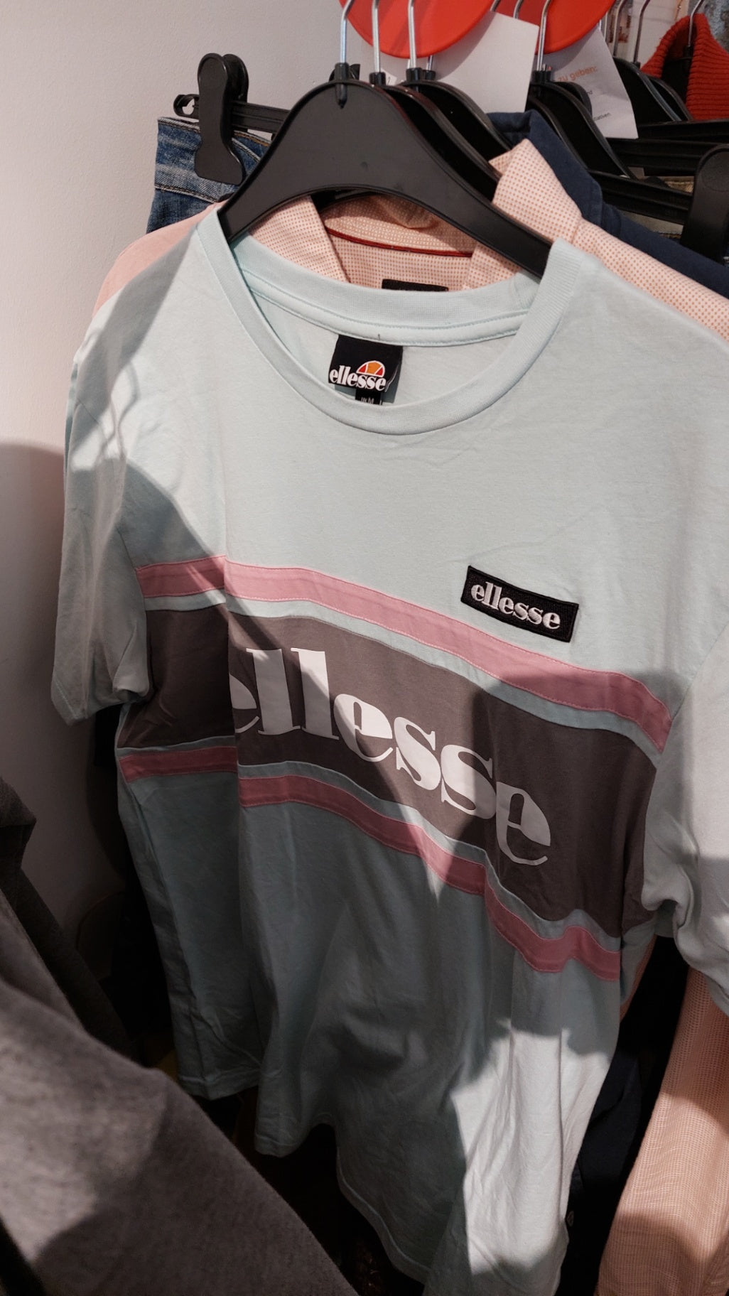 ellesse T-Shirt Hellblau mit rosa und grauen Streifen