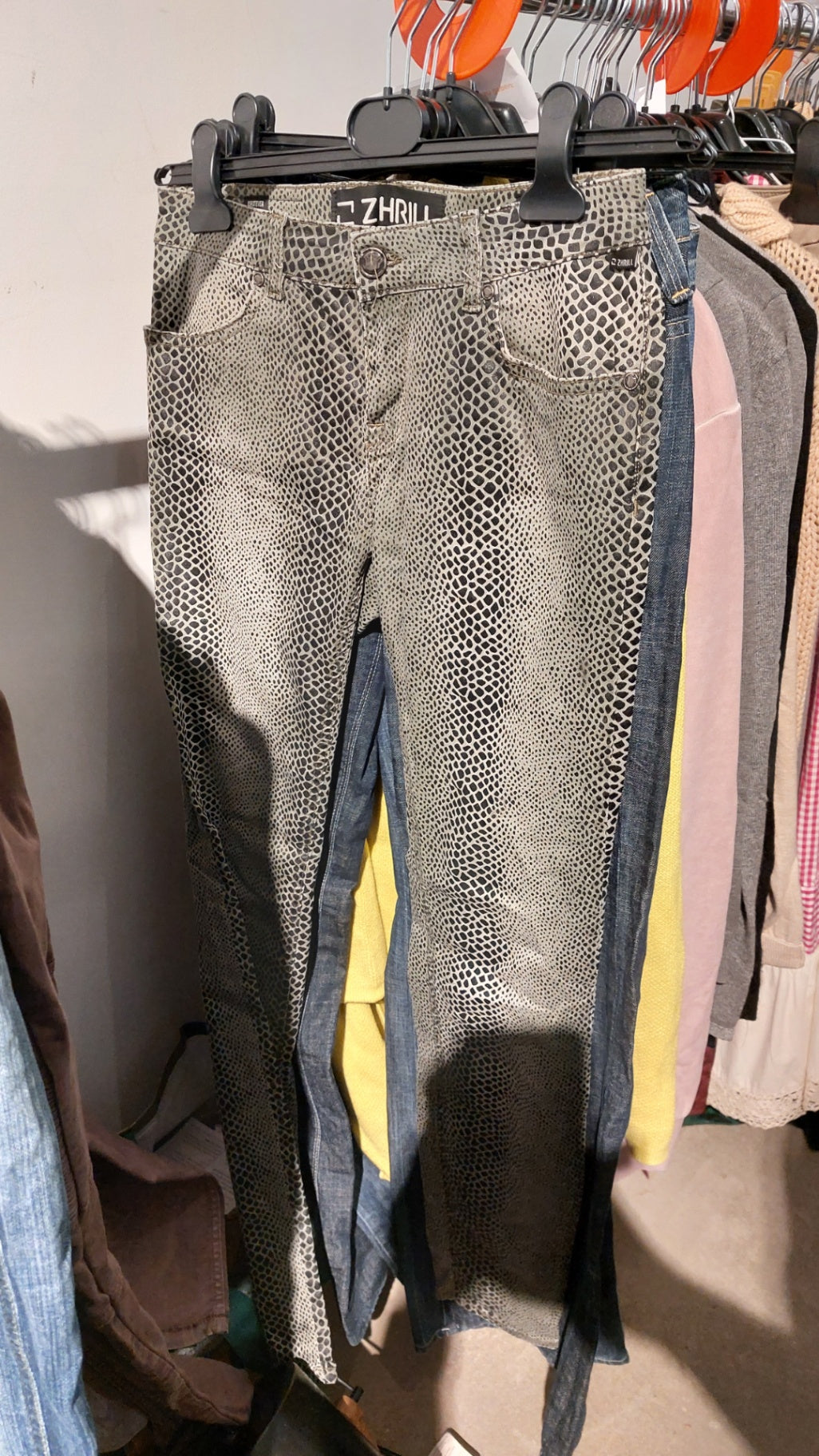 Zhrill Hose Grau mit Schlangenmuster