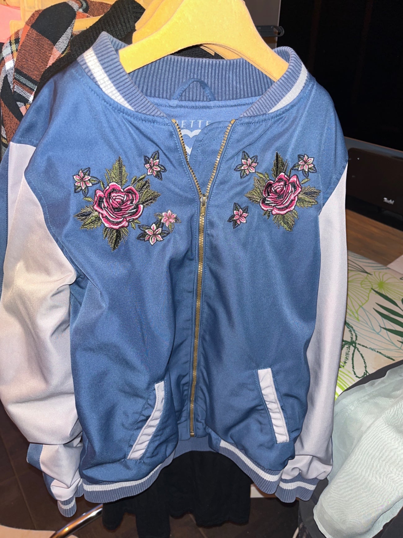 Jette Jacke Blau mit bunten Stickereien