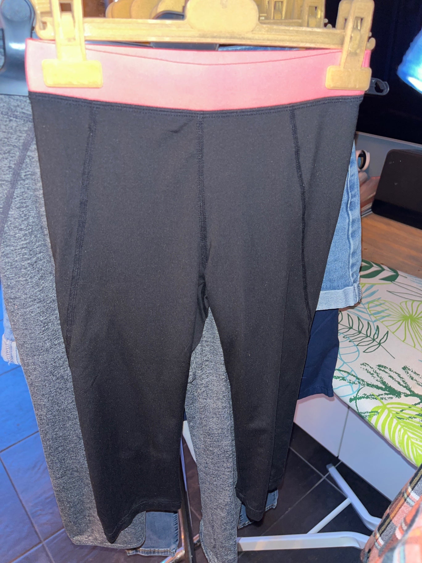 H&M Sport Leggings Schwarz mit pinkem Bund