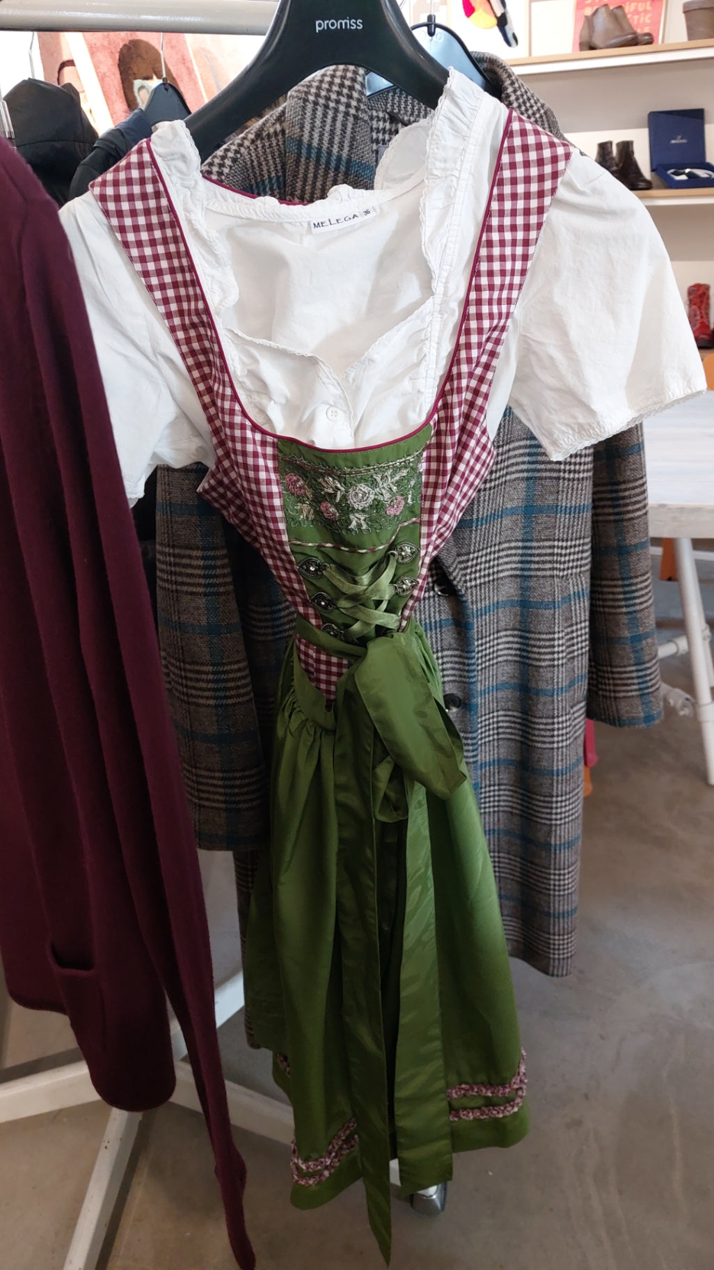 Melega Dirndl Grün und Rot