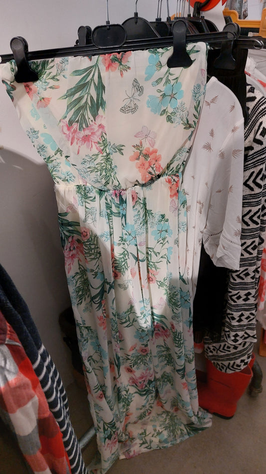 Bershka Maxikleid Mehrfarbig (hauptsächlich weiß mit Blumenmustern in grün, blau und rosa)