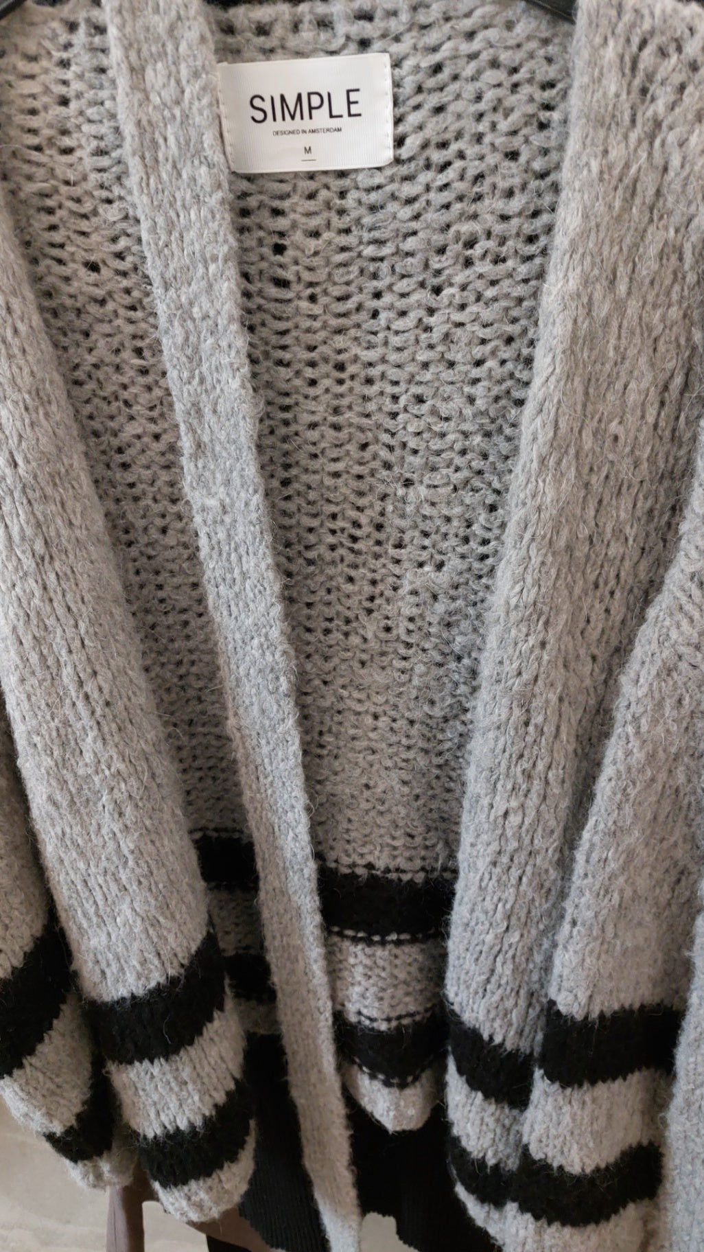 Simple Strickjacke Grau und Schwarz
