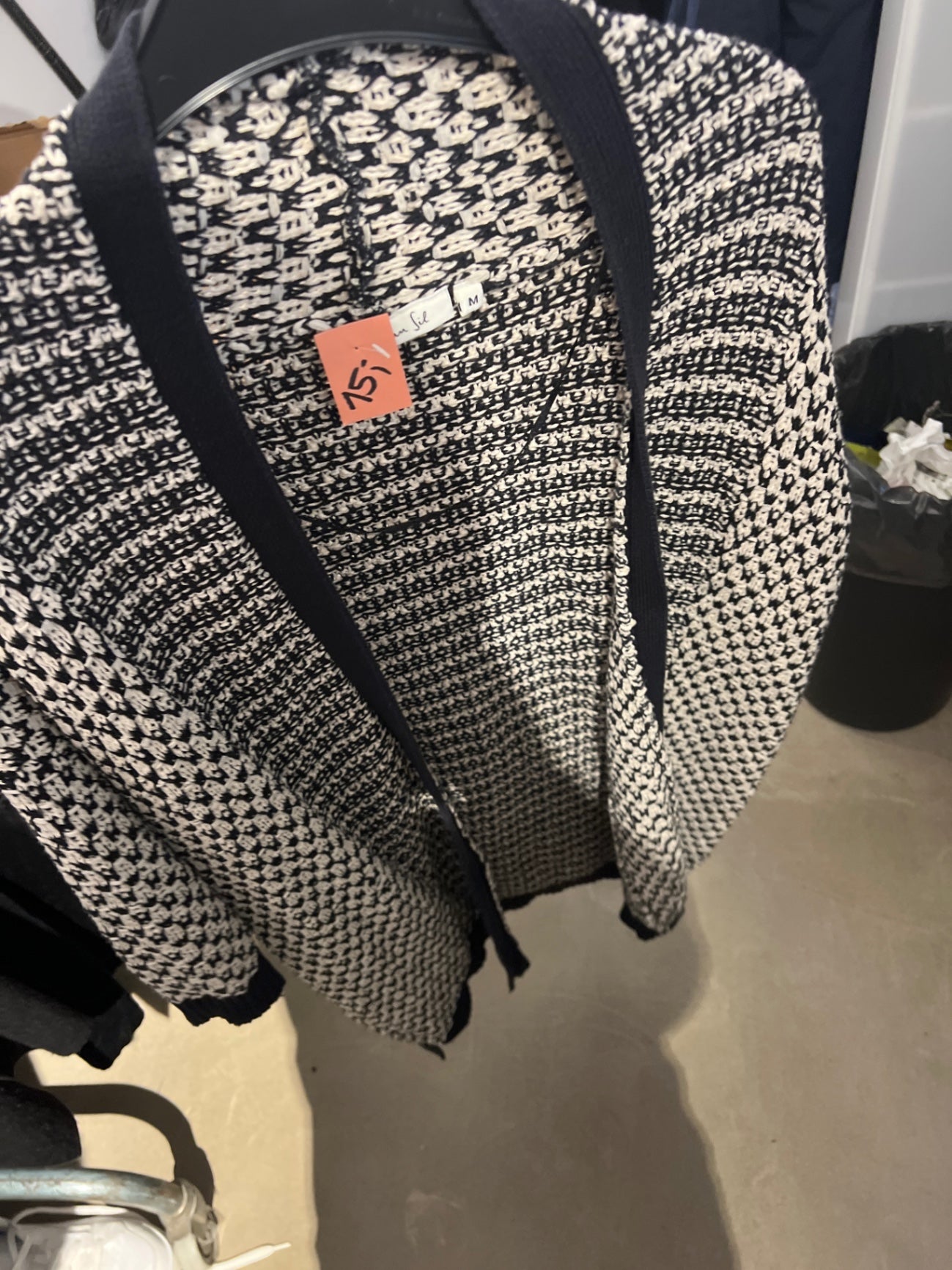 Zus van Sil Strickjacke Schwarz und Weiß