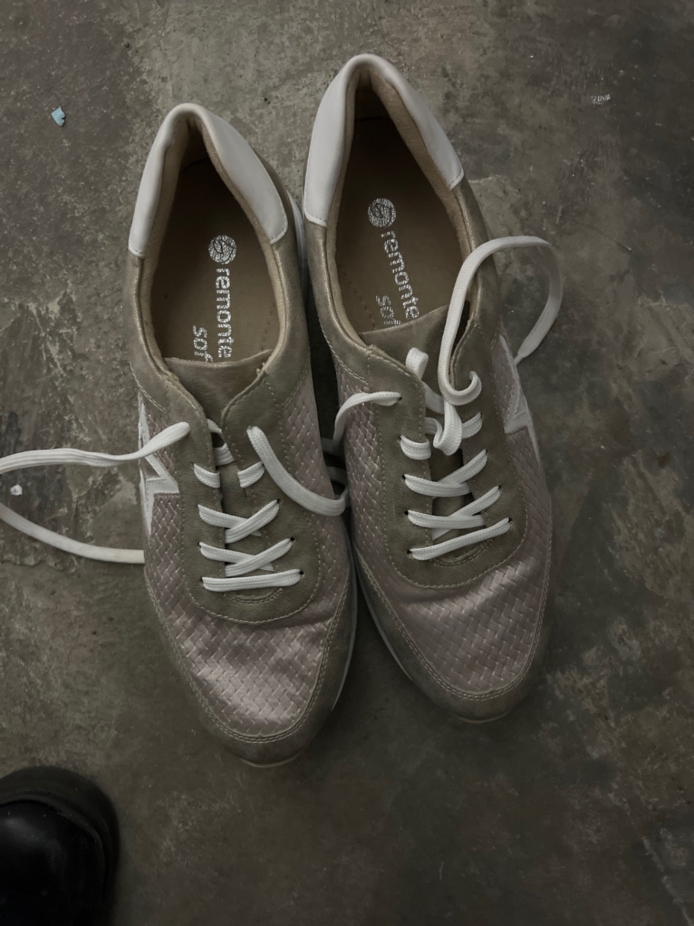 Remonte Sneaker Beige und Weiß
