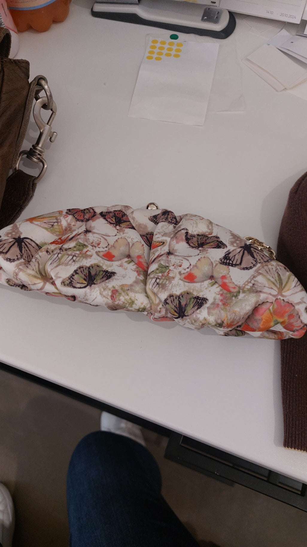 Mensure Clutch Weiß mit buntem Schmetterlingsmuster