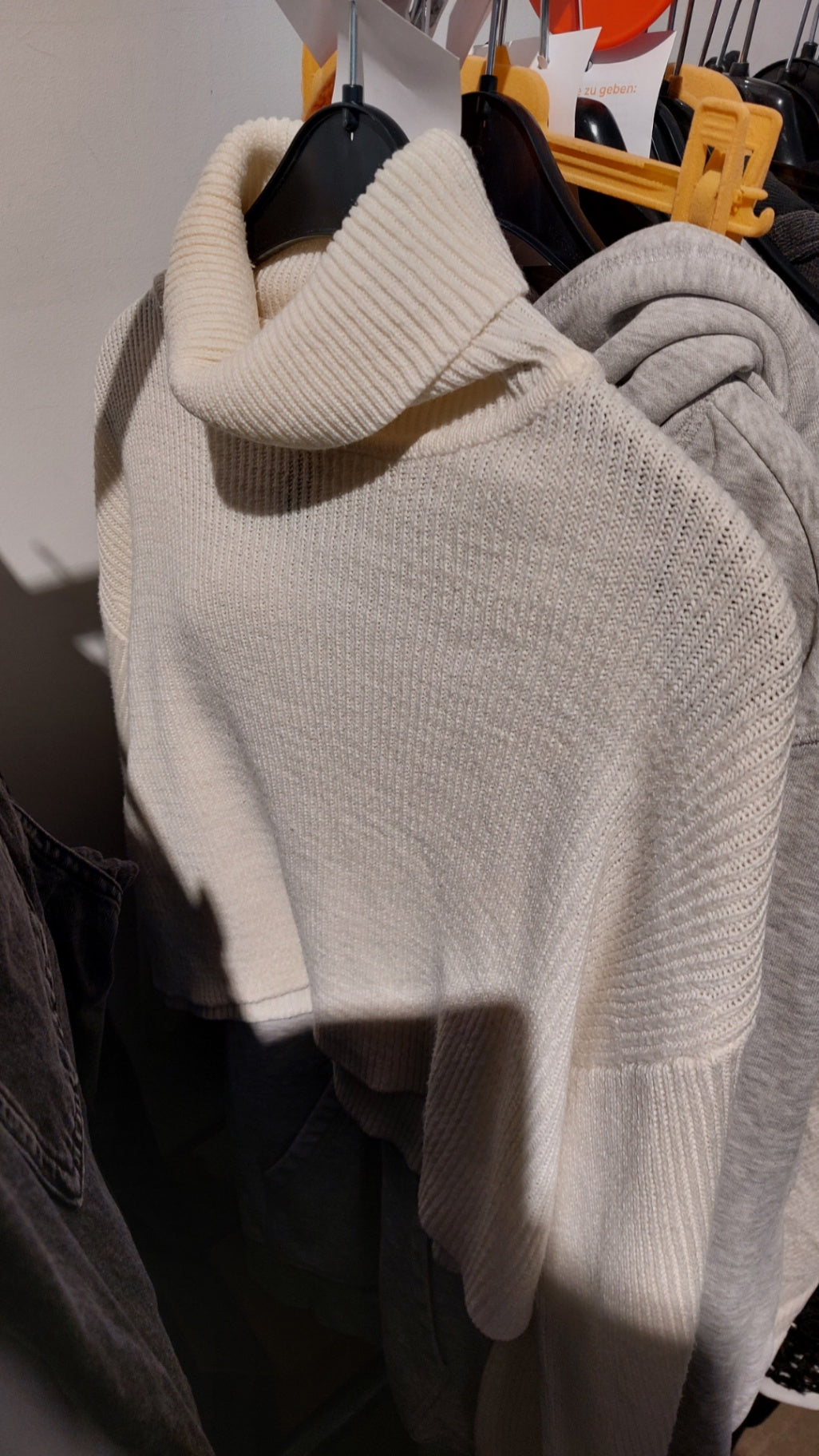 DIVIDED Pullover Beige