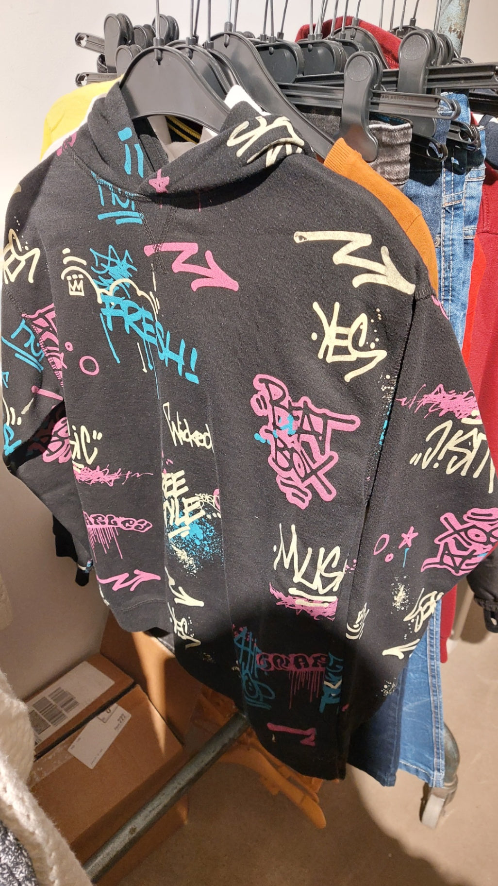 Primark Hoodie Schwarz mit buntem Graffiti-Muster