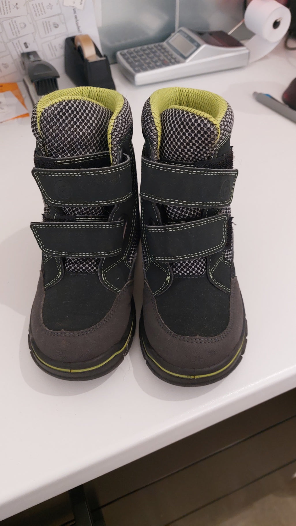 Schuhe Schwarz und Gelb Größe: 28