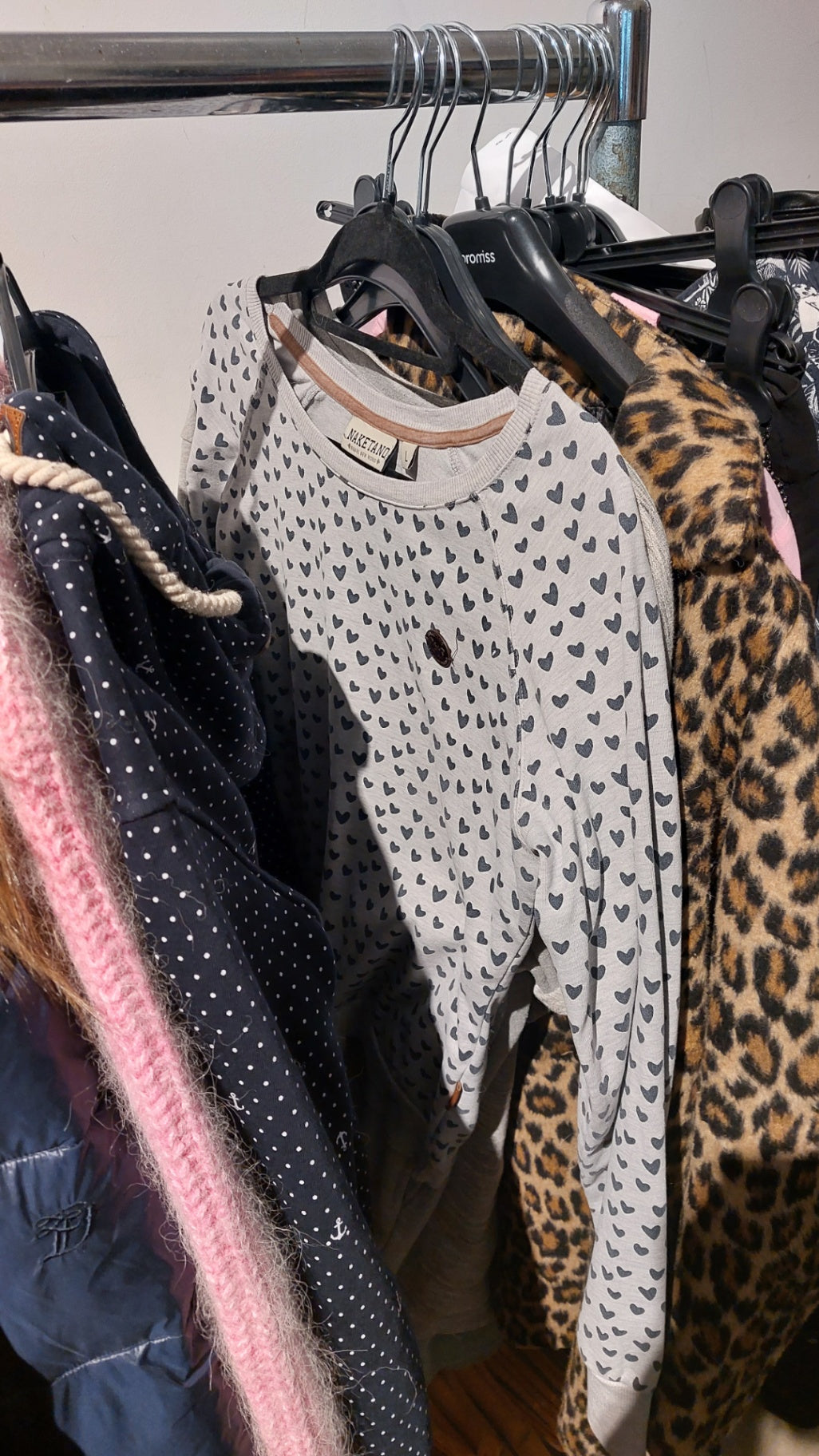 Naketano Pullover Grau mit schwarzen Herzen Größe: L