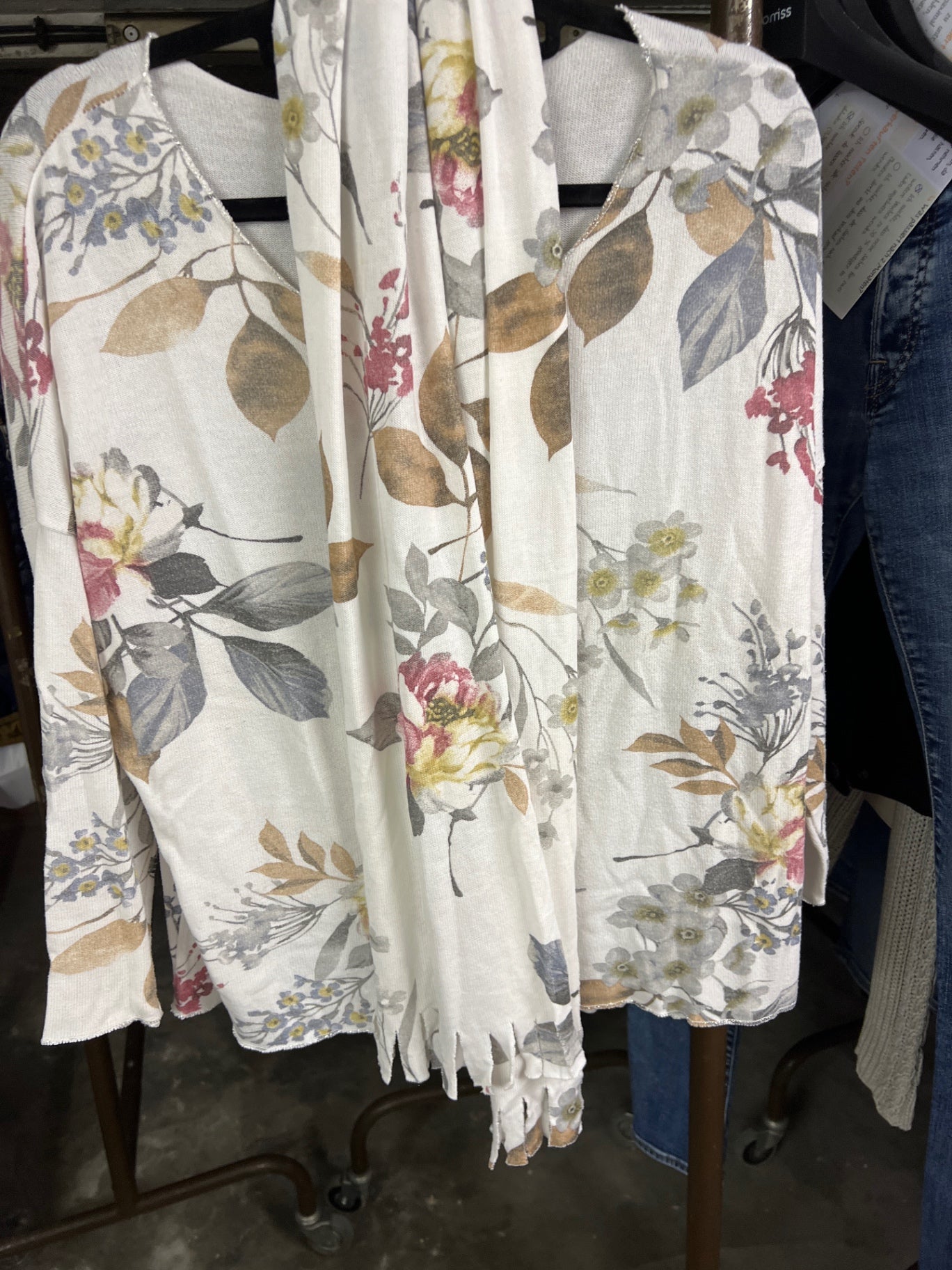SET Pullover + Schal Weiss/Blumen Größe: M