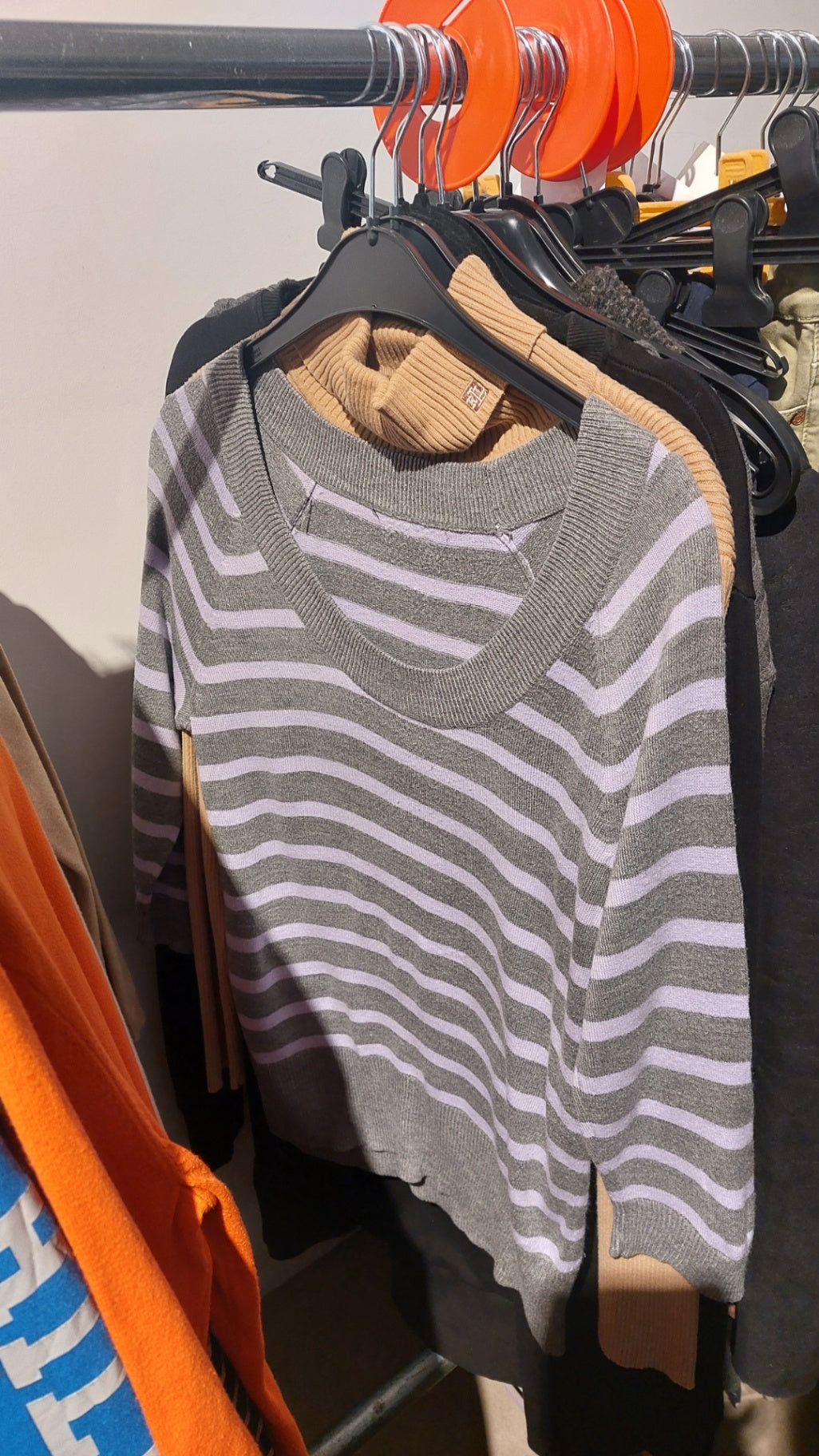Pullover Grau mit lila Streifen Größe: M / L