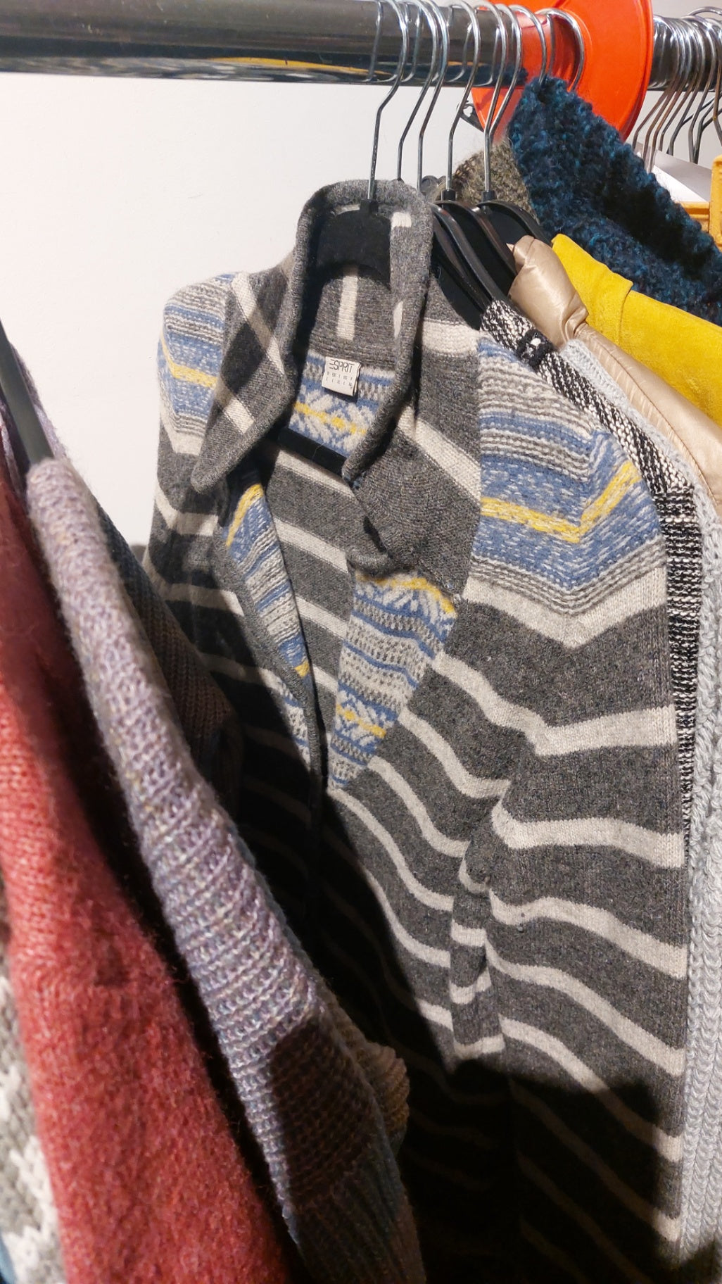 Esprit Strickjacke Grau mit weiß und bunten Applikationen Größe: L