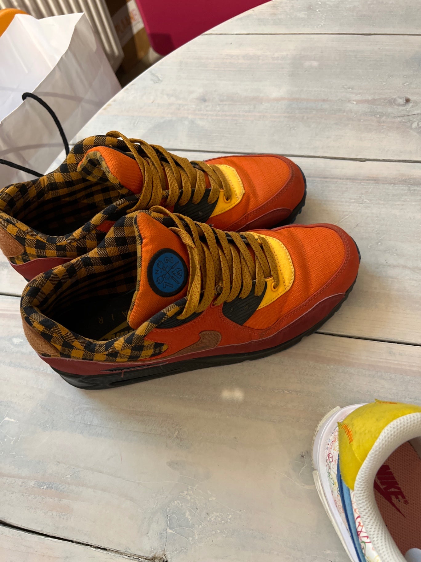 Nike LIMITIERTE Ausgabe AMERIKA Sneaker Gelb und Schwarz Größe: 42