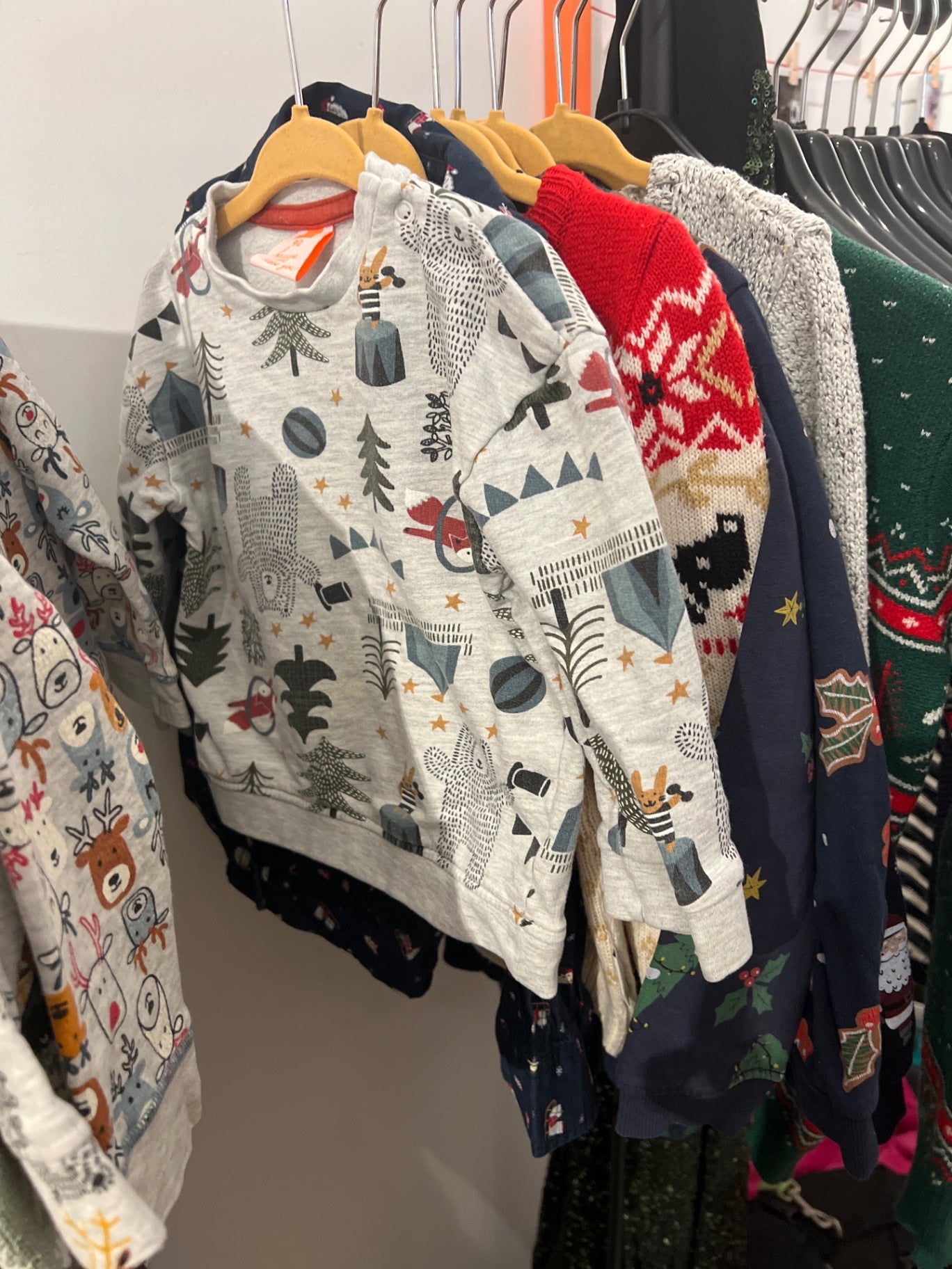 Hema Weihnachtspulli Grau mit buntem Muster Größe: 92