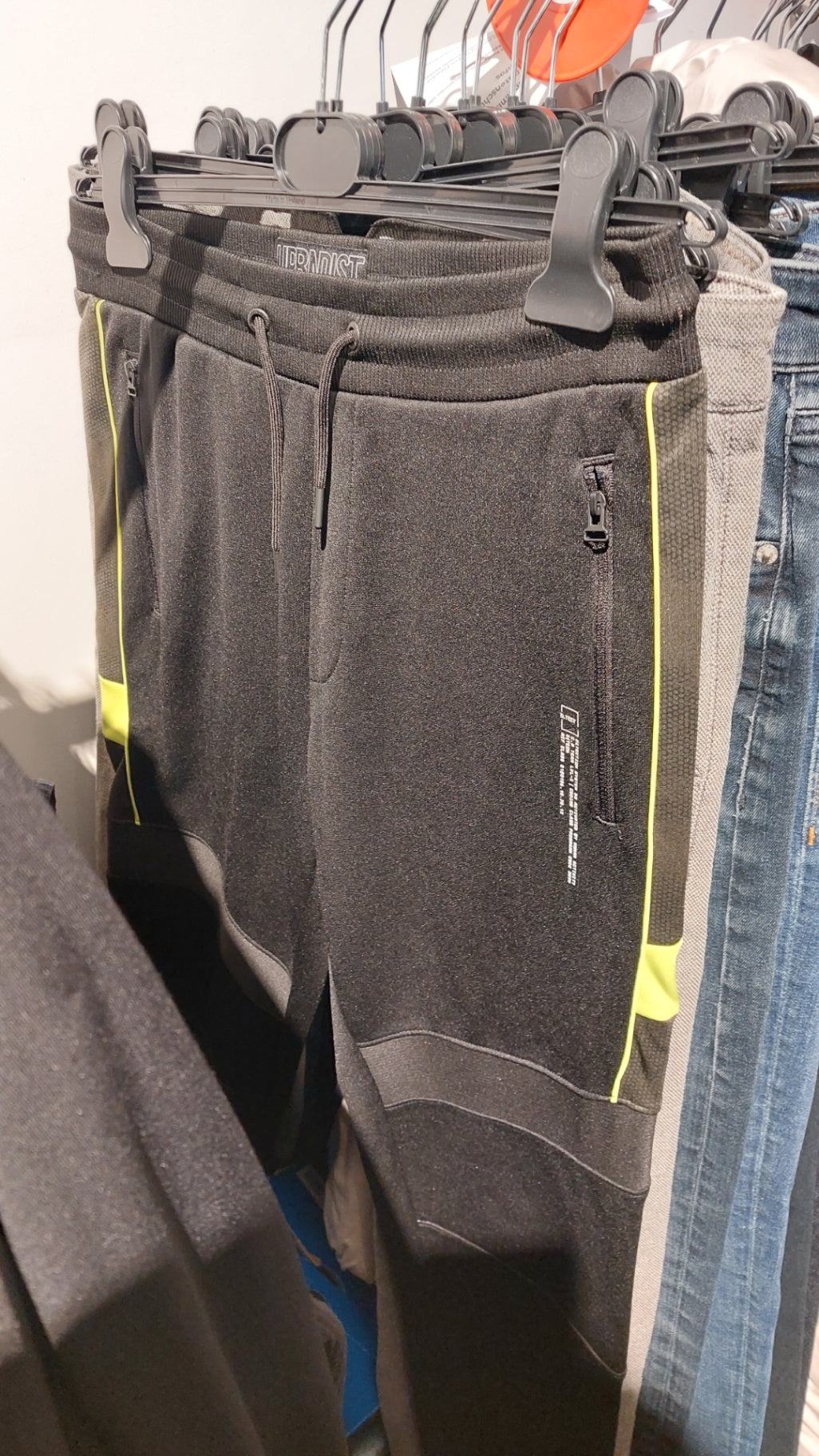 Urbanist by Angelo Litrico Jogginghose Schwarz mit gelben Akzenten Größe: M