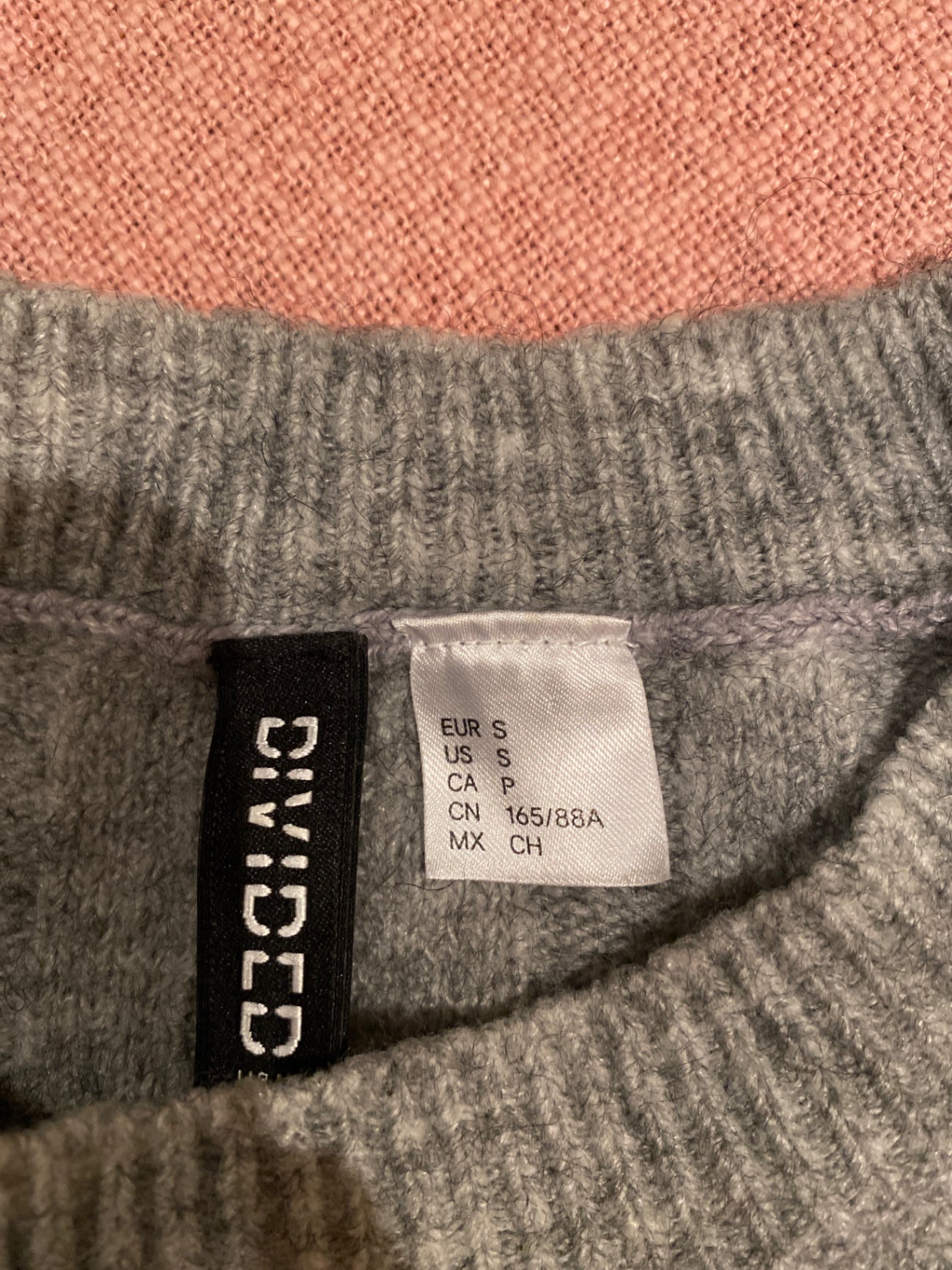 Grauer Strickpulli