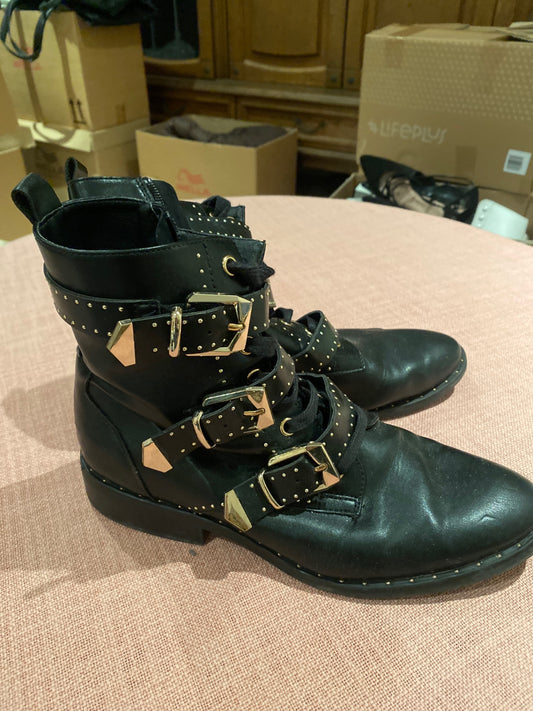 Schwarze Stiefeletten Goldschnallen