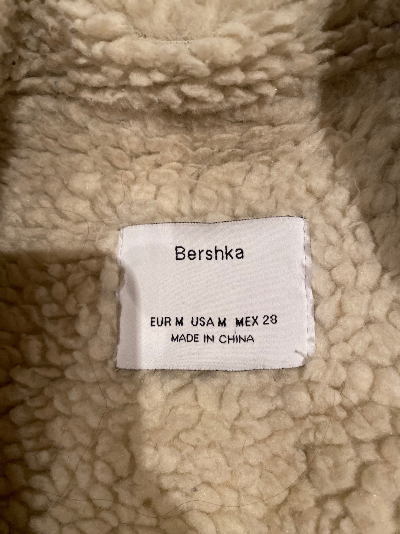 Schwarze Kunstlederjacke mit Teddykragen