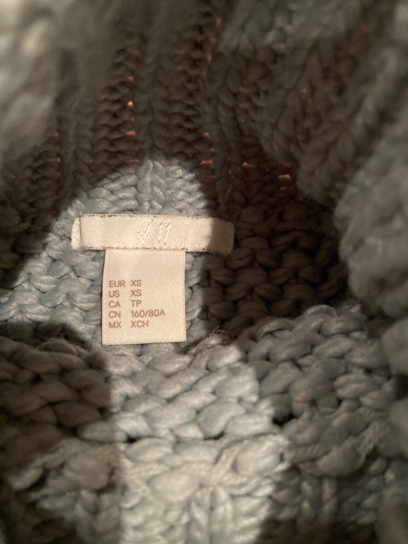 Hellblauer Strickpulli
