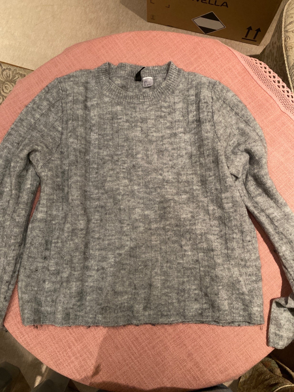 Grauer Strickpulli