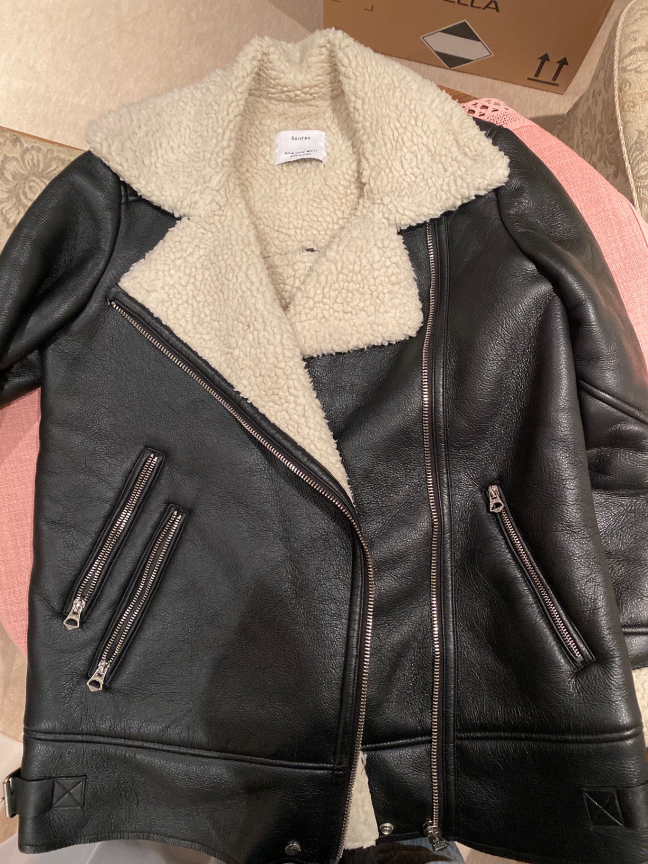 Schwarze Kunstlederjacke mit Teddykragen