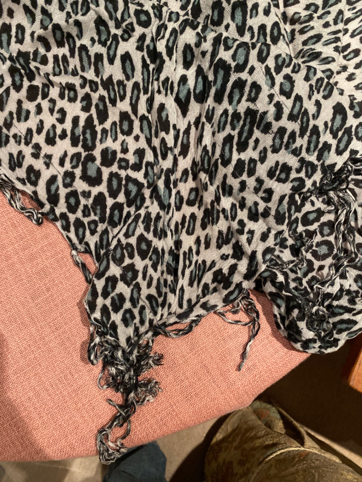Grauer Leoparden Schal