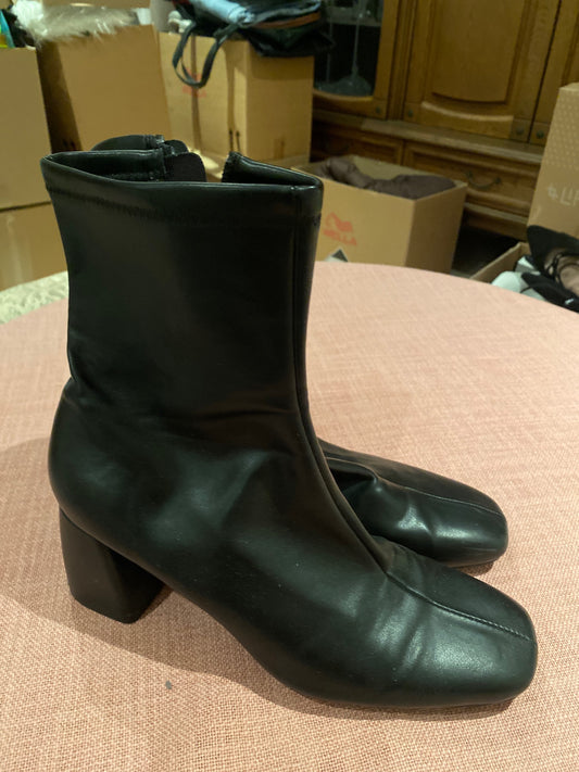 Schwarze Blockabsatz-Stiefeletten