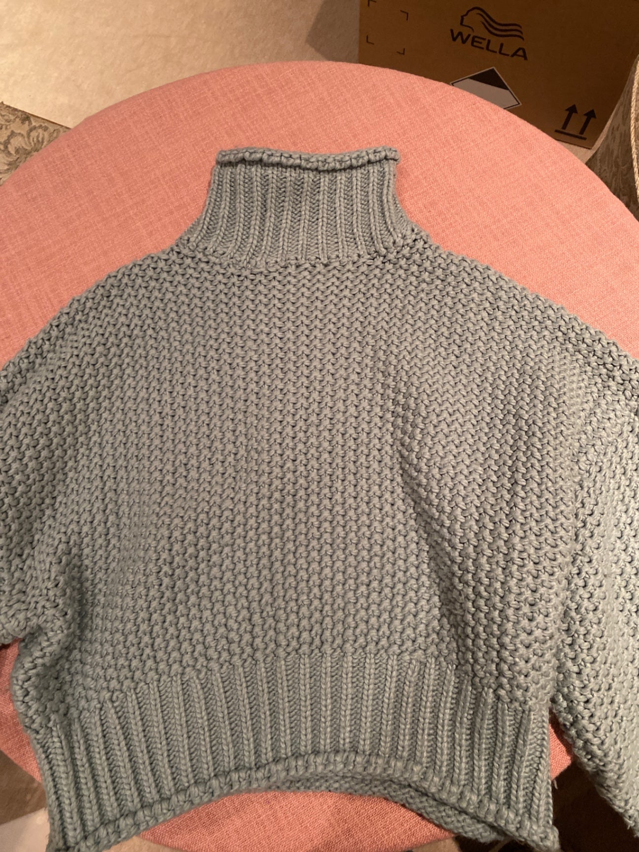 Hellblauer Strickpulli