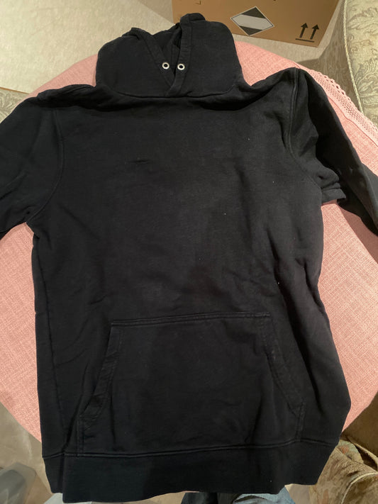 Schwarzer Kapuzenpulli