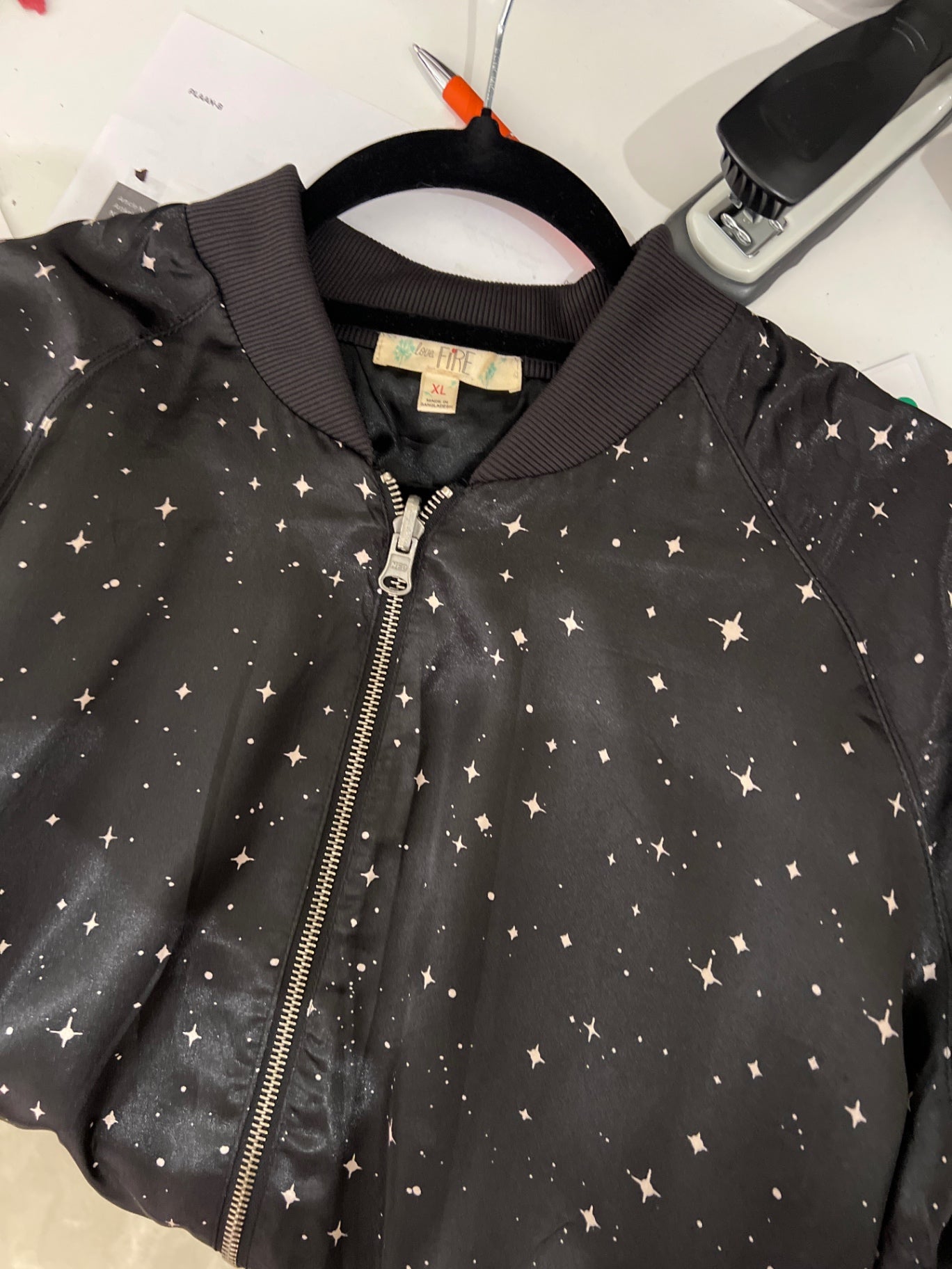 Love Fire Bomberjacke Schwarz mit weißem Sternenmuster Größe: M