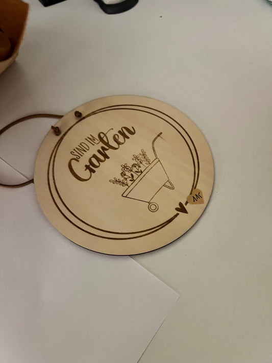 TischGlück Holzschild „Sind im Garten“