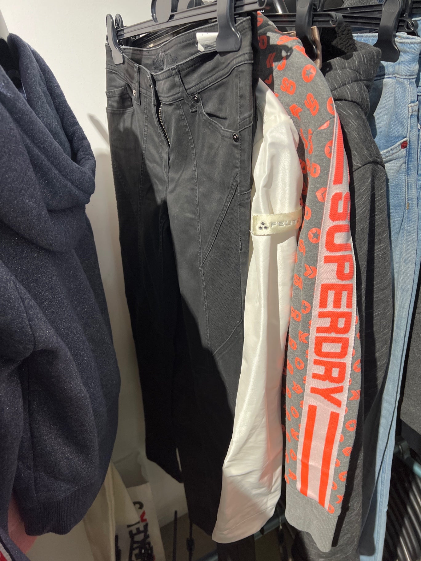 Airfield Hose Größe: 36